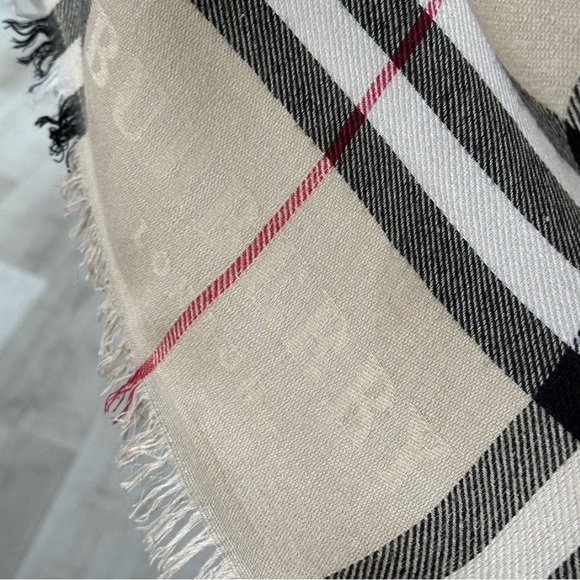 Burberry Classic Check Scarf in White and Black - Picture 4 of 6